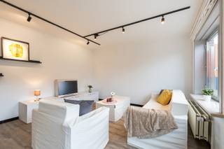 In een gebouw van slechts 2 appartementen. Het omvat de volledige 1e verdieping inclusief de zolder. Topligging in de gegeerde wijk Bevegem, op wandelafstand van scholen, station, sportinfrastructuur en het centrum van Zottegem. Het appartement heeft enorm veel lichtinval, een ruime leefruimte, afzonderlijke keuken met berging, twee slaapkamers en een complete badkamer (douche én bad). Er is tevens een privatieve kelderberging. Dankzij de 10 zonnepanelen bent je klaar voor de toekomst. De ruime zolder van 60m² kan ingericht worden -vergunning aanwezig. Mogelijkheid tot aankoop van een grote garage van 30m². De beschikbare attesten kan je downloaden via JUNOvastgoed.be.