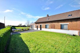 In het aangename Kluisbergen kan u deze charmante woning terugvinden! Deze woning geniet van een uitstekende ligging met verschillende lokale handelszaken, scholen en openbaar vervoer in de nabijheid! Doch uiterst rustig gelegen, uitkijkende op de flanken van het Kluisbos.<br /><br /><strong>Indeling: </strong>We betreden de woning via de inkomhal, met aansluitend een ruime badkamer voorzien van een toilet, ligbad en wastafel. Aan de rechterzijde komen we in de woonkamer die een geheel vormt met de eetkamer, aansluitend vinden we de traphal en de keuken. Op de bovenverdieping zijn er <strong>3 slaapkamers</strong> aanwezig. Verder is er nog een ruime<strong> garage</strong> met sectionale poort en is er een praktische bergruimte en zolder.<br /><br />De woning is gelegen in een<strong> doodlopende straat</strong> en voorzien van een<strong> zonnige tuin</strong>, ideaal voor wie opzoek is naar ruimte en rust! <br /><br />Kenmerken: <strong>asbestveilig</strong>, 3 slaapkamers, garage, rustig gelegen, zonnige tuin...<br /><br />Interesse? Contacteer Kyamo De Smet: 0479 06 13 71 of kyamo@immoroman.be