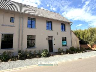 In het centrum van het charmante Brussegem presenteren wij u deze uitzonderlijke driegevelwoning waar verfijning, ruimte en hoogwaardige afwerking harmonieus samenkomen. Een unieke eigendom met landelijke uitstraling en hedendaags design, volledig afgewerkt met premium materialen en oog voor detail.Gelegen op wandelafstand van winkels, school en sportfaciliteiten geniet u hier van een rustige woonomgeving met optimale bereikbaarheid. Deze instapklare woning biedt een perfecte balans tussen luxe, comfort en functionaliteit.IndelingGelijkvloersVia de elegante inkomhal met ingewerkte maatkasten en gastentoilet betreedt u de woning. Links bevindt zich een stijlvol bureau met maatwerkbureau en ingemaakte kasten – ideaal voor wie wonen en werken wenst te combineren.De ruime leefruimte met open keuken en eetgedeelte straalt warmte en rust uit. De gashaard, de hoogwaardige afwerking en de hoge plafonds creëren een bijzonder ruimtelijk en luxueus gevoel.De volledig uitgeruste keuken beschikt over premium toestellen en een exclusief Lacanche-gasvuur als absolute blikvanger voor kookliefhebbers. Aansluitend bevindt zich een praktische berging met extra koelkast en diepvries, toegankelijk zowel via de woning als rechtstreeks van buiten via een deur met codeklavier.Eerste verdiepingVia een elegante eiken trap bereikt u de eerste verdieping. Hier bevinden zich twee slaapkamers (beide +/- 17m²), een apart toilet en een moderne badkamer afgewerkt in microcement met ruime inloopdouche. De overloop is voorzien van geïntegreerde maatkasten voor extra opbergruimte.Tweede verdiepingOp de bovenverdieping bevindt zich de luxueuze master suite met hotelallure. Deze royale ruimte omvat een ruime dressing en een stijlvolle ensuite badkamer met vrijstaand bad, inloopdouche en dubbel lavabomeubel. Ook de technische ruimte is hier discreet geïntegreerd.Karakteristieken- Driegevelwoning met landelijke charme en moderne architectuur- High-end afwerking met zorgvuldig geselecteerde materialen- Designkeuken met exclusief Lacanche-gasvuur- Gashaard in de leefruimte- Hoge plafonds voor extra ruimtelijk gevoel- 2 slaapkamers + luxueuze master met dressing- 2 badkamers- Bureau met maatwerkmeubilair- Berging met extra koelkast en diepvries- Maatkasten geïntegreerd doorheen de woning- Energiezuinige en duurzame technieken- Topligging in het centrum van Brussegem- Bestuursmaatregelen in het maatregelenregister: nee- Verkoop onder btwDeze woning is een toonbeeld van kwaliteit, doordacht design en modern wooncomfort. Elk detail werd zorgvuldig uitgewerkt om een harmonieuze en exclusieve woonbeleving te garanderen.Bent u op zoek naar een luxueus afgewerkte, instapklare woning in het hart van Brussegem?Contacteer ons vandaag nog voor meer informatie of een bezoek ter plaatse en ontdek zelf de klasse en uitstraling van deze bijzondere eigendom via 02 460 80 46 of info@structura.be