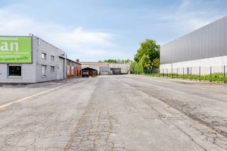 Bedrijfsgebouw op zichtlocatie nabij de op-en afrit van de E403, Roeselare-Tielt-Ardooie.<br /><br />Grondoppervlakte: ca. 5.874m²<br />Straatbreedte: ca. 55m<br /><br />* Bedrijfsgebouw vooraan:<br />- Oppervlakte: ca. 1.040m²<br />> Toonzaal/bureel vooraan: ca. 50m²<br />> Loods: ca. 986m² waarvan ca. 193m² burelen/vergaderzaal, sanitair en berging<br />- Bouwjaar bedrijfsgebouw: vermoedelijk jaren '80<br />- Bouwjaar woning: vermoedelijk jaren '80<br />- Hoogte loods: ca. 4,25 tot 5,25m<br />- Poorten: op de voorzijde 2 poorten van ca. 3,5x3,5m en 1 poort op zijgevel van ca. 4,6mBx4,3mH<br />- Betonvloer<br />- Metalen dakgebinte met lichtkoepels<br />- 3x220V<br /><br />* Vrijstaand recent kantoor van ca. 36m²<br /><br />* Bedrijfsgebouw achteraan:<br />- Oppervlakte: ca. 1.130m²<br />> Loods: ca. 993m²<br />> Bureel gelijkvloers: ca. 37m²<br />> Dienstenruimtes gelijkvloers: ca. 32m² - voorzien van 2 douches, 2 toiletten<br />> Burelen/vergaderzalen op verdiep: ca. 150m²<br />- Bouwjaar: ca. 1995-1996<br />- Hoogte: ca. 3,3 tot 3.6m over ca. 8m - ca. 3,6m tot 6,35m over ca. 23m<br />- Poort: ca. 5mBx4,1mH<br />- Gepolierde betonvloer<br />- Lichtstraten<br />- Geïsoleerd<br /><br />Gelegen in zone voor ambachtelijke bedrijven en KMO's volgens het gewestplan.<br /><br />Bent u op zoek naar bedrijfsvastgoed bestaande uit een bedrijfsgebouw te huur in Ardooie? Aarzel dan niet om ons te contacteren op het nummer 051 21 22 23.<br /><br />Bestuursmaatregelen in het maatregelenregister: nee