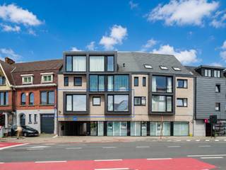 <strong>Sint-Amandsberg, Kwalitatief 3-slaapkamerappartement met EPC A-score en terras op fietsafstand van Gent Centrum</strong><br /><br />Op fietsafstand van het centrum van Gent bevindt zich dit kwalitatieve 3-slaapkamerappartement in een kleinschalige residentie in Sint-Amandsberg, vlak bij Campo Santo. Dankzij de centrale ligging geniet u van een vlotte verbinding naar Gent-Dampoort, het stadscentrum en de belangrijkste invalswegen.<br /><br />Het appartement bevindt zich op de eerste verdieping van een recent gebouw uit 2016 en beschikt over een gunstige EPC A-score, wat bijdraagt aan het wooncomfort en de energiezuinigheid. Met een bewoonbare oppervlakte van ca. 113 m² en een zuidwestgericht terras van ca. 8 m² biedt het appartement een ruim en open gevoel. Daarnaast is er een privatieve fietsenberging aanwezig.<br /><br />De indeling omvat een inkomhal, een lichtrijke leef- en eetruimte en een open keuken met schuifraam naar het terras. Verder beschikt het appartement over drie volwaardige slaapkamers, een badkamer met ligbad en een technische berging/wasplaats.<br /><br /><strong>Kortom, een interessante opportuniteit voor wie op zoek is naar een ruim en instapklaar 3-slaapkamerappartement met terras op een gegeerde locatie in Sint-Amandsberg.</strong>