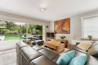 <p>Ontdek deze prachtige villa gelegen in een rustige en groene omgeving aan de Winkelwarande 22 in Sint-Kruis-Winkel. Deze stijlvolle woning, gebouwd in 1988, combineert ruimte, comfort en een hoogwaardige afwerking tot een uitzonderlijk geheel.</p>
<p>De villa bevindt zich op een royaal perceel van 1.315 m² en biedt een indrukwekkende bewoonbare oppervlakte van maar liefst 216 m². Doorheen de jaren werd de woning met de grootste zorg onderhouden, steeds uitgevoerd door professionals en met oog voor kwaliteit en duurzaamheid. Hierdoor verkeert het pand in uitstekende staat van onderhoud.</p>
<p>Binnen geniet u van een luxueuze afwerking en een aangename, warme sfeer. De ruime leefruimtes zorgen voor veel natuurlijk licht en een optimaal wooncomfort, ideaal voor gezinnen of liefhebbers van stijlvol wonen.</p>
<p>Ook buiten is het heerlijk vertoeven. De prachtig aangelegde tuin vormt een ware oase van rust waar u in alle privacy kunt ontspannen. De zwemvijver zorgt voor een exclusieve en natuurlijke uitstraling en maakt van deze tuin de perfecte plek om te genieten tijdens zonnige dagen en gezellige avonden.</p>
<p>Deze villa biedt een unieke combinatie van ruimte, luxe, rust en kwaliteit op een gegeerde locatie. Een uitzonderlijke woning voor wie op zoek is naar comfortabel en zorgeloos wonen in een groene omgeving.<br /><br /><strong>UW DROOMWONING? ZO GEVONDEN!</strong></p>