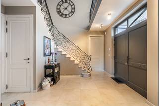 Deze stijlvolle pastorijvilla, gebouwd in 2010, is gelegen op een mooi hoekperceel van 1.022 m² in een rustige en residentiële omgeving te...