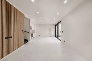 Elk bod wordt voorgelegd aan de eigenaar.<br /><br />Op een gunstige locatie in Kortrijk, op korte afstand van het centrum, vindt u deze gerenoveerde woning met EPC-label B. De woning beschikt over vier slaapkamers, een garage en verschillende buitenruimtes, waardoor ze geschikt is voor zowel eigen bewoning als investering.<br /><br />Bij het binnenkomen geeft de inkomhal met apart gastentoilet toegang tot de leefruimte. Deze sluit aan op de open keuken en geniet van een aangename lichtinval. Achteraan bevindt zich een stadskoer die extra buitenruimte biedt.<br />De woning beschikt bovendien over een garage met sectionale poort, een praktisch pluspunt op deze locatie.<br /><br />Op de eerste verdieping bevinden zich twee ruime slaapkamers. Van hieruit is er eveneens toegang tot het dakterras. De tweede verdieping telt nog twee volwaardige kamers, die naar wens ingericht kunnen worden als slaapkamer, bureau, hobbykamer of extra bergruimte.<br /><br />TROEVEN:
<ul>
<li>Gerenoveerd en instapklaar</li>
<li>EPC-label B</li>
<li>Vier volwaardige kamers</li>
<li>Garage met sectionale poort</li>
<li>Stadskoer en dakterras</li>
<li>Nabij het centrum van Kortrijk</li>
<li>Winkels, scholen en belangrijke verbindingswegen vlot bereikbaar</li>
</ul>
<br />Voor bijkomende informatie of het inplannen van een bezoek kunt u contact opnemen met Maxime Vanneste via 0498 44 78 00 of info@maximevanneste.be.
