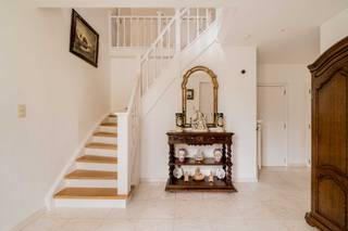 Op de stadsrand van Geel, op een perceel van 1.189 m², vind je deze instapklare woning met een bewoonbare oppervlakte van ca. 330 m².Bij binnenkomst...