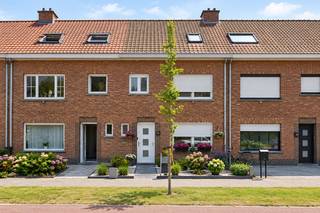 - Ideale ligging in Ingelmunster: Meulebekestraat 14<br />- Lichtrijke leefruimte met open keuken <br />- Badkamer met wastafel, douchebad en toilet<br />- Extra gastentoilet<br />- 4 volwaardige slaapkamers + kleine kamer<br />- Zuidgerichte tuin met terras en overdekt terras <br />- Handige tuinberging<br />- Kelder<br />- EPC label C, geen renovatieplicht<br />- Overal hoogrendementsbeglazing<br />- Richtprijs: € 279.000