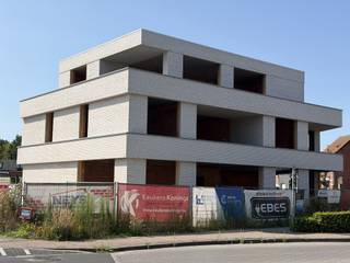 Nieuwbouw kantoor of praktijkruimte van ca 200m² in standingvol gebouw. 4 Parkeerplaasten. Beschikbaar najaar 2026<br /><br />BESCHRIJVING:<br />- Casco kantoor of praktijkruimte<br />- Casco afwerking laat toe de ruimte volledig naar eigen wens in te richten <br />- Afspraken m.b.t. verdere afwerking kunnen gemaakt worden<br />- Nieuwbouw in oprichting<br />- 4 à 5 gereserveerde parkeerplaatsen inbegrepen<br />- kelderberging<br />- Zeer zichtbaar gelegen hoekpand (Hoek Kapellensteenweg - Foxemaatstraat)<br />- Goede bereikbaarheid (Bushalte kwasi voor het gebouw)<br />- Beschikbaar casco ca september 2026<br />- Onroerende voorheffing en gemeenschappelijke kosten ten laste van de huurder<br />- Voor meer info: info@devavastgoed.be