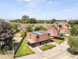 <p>2 kwalitatieve luxueuze ENERGIENEUTRALE moderne nieuwbouwwoningen (21% btw). E-PEIL 0, TOPAFGEWERKT! INDELING: inkom met apart toilet, lichtrijke leefruimte (mooi parket), open geïnstalleerde keuken met EILAND (Siemenstoestellen en werkblad in composiet), handige berging. Aangelegd TERRAS en OPRIT en omheinde TUIN. Op het verdiep bevinden zich de overloop, moderne badkamer (inloopdouche, bad, dubbele lavabo), apart toilet, en 3 grote slaapkamers. TROEVEN: geothermische warmtepomp: vloerverwarming/vloerkoeling, zonnepanelen, 20.000 liter regenwater, massieve houtbouw, parket, reeds geschilderd, TOPAFGEWERKT!</p>