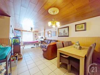 Instapklare woning met 3 slaapkamers te koop!Je komt de woning binnen via de inkomhal. Aansluitend heb je een ruime leefruimte. De keuken met...