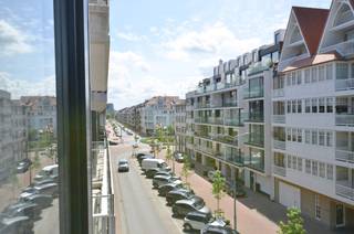 Instapklaar lichtrijk appartement met een gevelbreedte van ongeveer vijf meter gelegen in een goed onderhouden residentie.In de residentie is de lift...