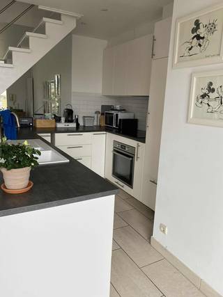 Deze instapklare duplex is gelegen in het centrum van Schepdaal.De indeling van het appartement is als volgt :In de inkomhal, geeft je toegang tot de...