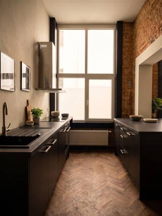 <p>Tussen de bomen in de Osystraat vind je de statige voordeur van een authentieke woning met 13 appartementen en 3 ateliers.</p><p><br />Heb je altijd gedroomd van een plek waar je kan werken, leven en creaties tot realiteit brengen in een atelier nabij het centrum van Antwerpen?<br />Dan hebben wij de kans met deze mooi gerenoveerde duplexloft welke de balans geeft van rauwe charme en modern comfort.</p><p><br />Reeds bij het binnenkomen in de traphal voel je het stoere karakter door de mooie zwarte smeedijzeren trap en het vele aanwezige metselwerk welke de authentieke ziel bewaren.</p><p><br />Eénmaal in de woonst valt de architectuur van de voormalige werkplaats onmiddellijk op door de hogere plafonds, grote raampartijen, aanwezige constructiebalken en de vele bakstenen muren.</p><p><br />Op het eerste niveau werd de ruimte mooi verdeeld in volgende ruimtes:<br />-Een ruime slaapkamer met grote ramen.<br />-Aansluitende badkamer met wastafel en douche<br />-Een prachtige grote leefruimte met uitzonderlijke raampartijen<br />-Centrale ingerichte keuken die de twee leefruimtes verbindt.<br />- De eetruimte is voorzien van heel veel daglicht verbonden met de keuken door een groot keukenblad<br />- Via een centrale trap kom je op het hogere niveau waar zich een tweede zeer ruime slaapkamer bevindt inclusief een prachtige badkamer met wastafel en douche.</p><p><br />Mis deze kans niet om een exceptioneel atelier als thuis te hebben voor al je dromen te realiseren. </p><p>Rechtstreeks van eigenaar te koop.<br />Bel ons gerust voor meer info en een bezoekje 0456 83 87 68</p><p><br /> </p>