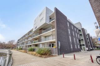 Dit prachtig gelegen duplex-appartement met 4 slaapkamers en een ruime bewoonbare oppervlakte van 180 m² bevindt zich op de 3de en 4de verdieping...