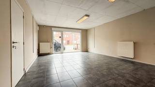<p>Handelsruimte gelegen aan de Guido Gezellelaan 122 te Heusden-Zolder</p>
<p></p>
<p>Bent u op zoek naar een commerciële ruimte op een goed bereikbare locatie? Dan is deze handelsruimte aan de Guido Gezellelaan 122 in Heusden-Zolder zeker een bezoek waard.</p>
<p></p>
<p>Dankzij de gunstige ligging geniet het pand van een uitstekende zichtbaarheid en een vlotte bereikbaarheid voor klanten en leveranciers. De ruimte biedt tal van mogelijkheden voor diverse commerciële activiteiten, zoals een winkel, kantoor, praktijkruimte of dienstverlenende onderneming.</p>
<p></p>
<p>Pluspunten<br />- Centrale ligging in Heusden-Zolder<br />- Private parking<br />- Koer van meer dan 20m²<br />- Goede bereikbaarheid met ruime parkeermogelijkheden in de omgeving<br />- Geschikt voor diverse handels- en kantooractiviteiten<br />- Veel passage en goede zichtbaarheid<br />- Instapklaar of naar eigen wensen in te richten<br />- Kelder ter grootte van de winkel is optioneel bespreekbaar</p>
<p>Deze handelsruimte vormt een uitstekende opportuniteit voor ondernemers die hun zaak willen uitbouwen op een strategische locatie.</p>
