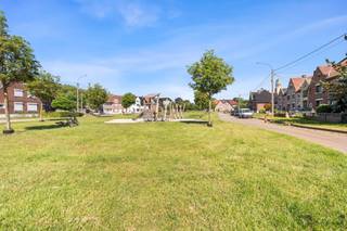 <p><span>Deze charmante rijwoning (EPC C, 294kwh/m²), gelegen op de Wilderozentuin in het gemoedelijke Waterschei, combineert authentieke charme met een ligging in het groen. De rustige buurt, gelegen in de schaduw van de terril, biedt een perfecte balans tussen rust, mobiliteit en de nabijheid van het bruisende Genk centrum.<br /><br />Eenmaal binnen in de woning, verschaft de inkomhal ons toegang tot de ruime woonkamer. De keuken vormt het hart van het huis: praktisch, stijlvol en dankzij de aanpassing in 2017 uitgebreid met een gezellige veranda. De zithoek kijkt uit over de charmante tuin, waarachter een klein servitudestraatje schuilgaat. </span></p><p><span> </span></p><p><span>Daarnaast bevindt zich op het gelijkvloers ook de badkamer, die toe is aan vernieuwing. De eerste verdieping biedt plaats aan drie slaapkamers. De goed geïsoleerde zolderverdieping biedt daarnaast de mogelijkheid op een vierde slaapkamer, bureau of hobbyruimte.<br /><br />Ook praktisch scoort de woning hoog: er zijn een kelder en tuinhuis voor extra bergruimte. Als kers op de taart liggen ook de scholen, de buurtsupermarkt en het openbaar vervoer op wandelafstand.</span></p><p><span>Deze woning biedt niet alleen gezelligheid, maar ook een levensstijl waarin genieten en thuiskomen centraal staan. Bel ons vandaag nog voor een persoonlijke rondleiding</span></p><p><span> </span></p><p><span>Indeling gelijkvloers:</span></p><p><span>Inkomhal</span></p><p><span>Living36,37m²</span></p><p><span>Eetkamer3,84m²</span></p><p><span>Keuken13,00m²</span></p><p><span>Badkamer7,56m²</span></p><p><span>Terras18,72m²</span></p><p><span> </span></p><p><span>Indeling verdieping 1:</span></p><p><span>Nachthal</span></p><p><span>Slaapkamer 17,12m²</span></p><p><span>Slaapkamer 29,88m²</span></p><p><span>Slaapkamer 313,32m²</span></p><p><span> </span></p><p><span>Indeling verdieping 2:</span></p><p><span>Zolder39,00m²</span></p>