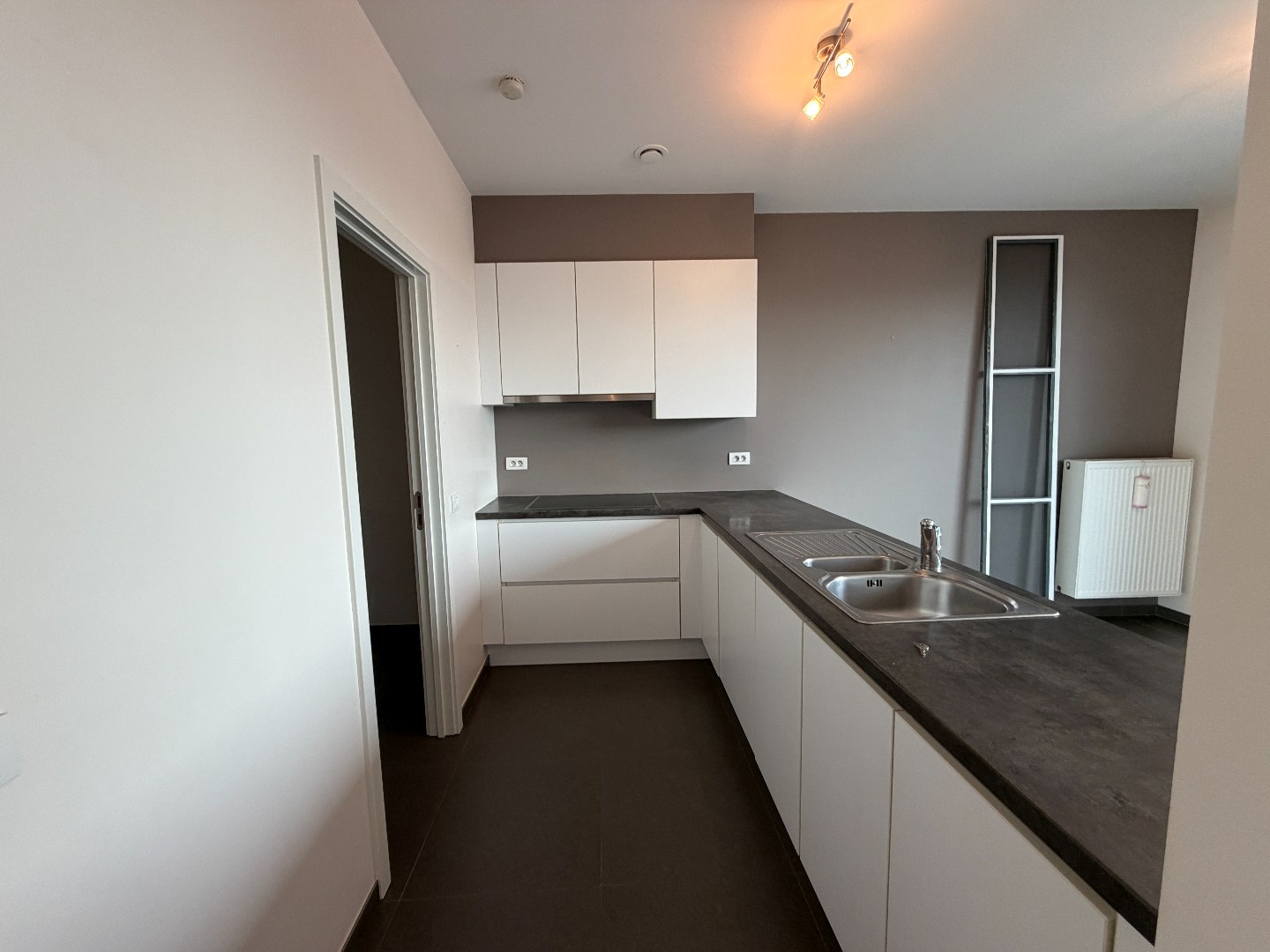 Uiterst ruim appartement (119m²) met twee slaapkamers op de markt van Houthulst - foto 5