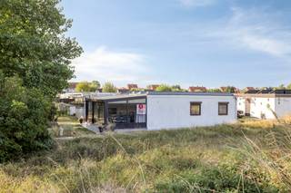 Deze onlangs gerenoveerde vakantiewoning (60 m²) ligt in een recreatiedomein, naast het natuurreservaat van de Doornpanne-duinen, en op slechts enkele minuten wandelen van het gemeentelijk zwembad en de tennis- en padelclub.<br /><br />De woning werd in 2010 gerenoveerd en er werd een veranda bijgebouwd. Bovendien zijn er sinds 2019 twaalf zonnepanelen op het dak geïnstalleerd en is de elektrische installatie vernieuwd. Het is dus uw ideale tweede verblijf aan de kust. De woning wordt bij voorkeur volledig gemeubeld verkocht, zodat u er direct na de ondertekening van de akte van kunt genieten.<br /><br />Indeling: woonkamer, keuken, badkamer met douche en toilet, en twee slaapkamers. Parkeermogelijkheid naast het huis.<br /><br />Geïnteresseerd? Neem dan meteen contact op met Ron Verhaeghe via ron.verhaeghe@dewaele.com of via het nummer 0470/85.29.80<br /><br />Dit pand is onderworpen aan de renovatieverplichting van de Vlaamse overheid voor residentiële gebouwen (behoudens bij sloop binnen 5 jaar na de aankoop). Consulteer voor meer informatie de website van het Vlaams Energie- en Klimaatagentschap via https://www.vlaanderen.be/een-woning-kopen/renovatieverplichting-voor-residentiele-gebouwen<br /><br />Bestuursmaatregelen in het maatregelenregister: nee