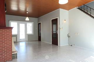 <p><span>GHENT - Ottergemsesteenweg 30 : Vous êtes à la recherche d'une</span><span> maison mitoyenne avec garage box à </span><span>louer</span><span> à Gand ? Ce bien est peut-être fait pour vous.</span></p><p><span> </span></p><p><span>Les atouts en bref :</span></p><ul><li><span>Nombreuses facilités à proximité telles que magasins, clubs de sport, etc. </span></li><li><span>Bien desservi par les transports en commun et avec un accès facile aux grands axes routiers</span></li><li><span>Garage box inclus<br /><br /></span></li></ul><p><span>Voici à quoi ressemble le rez-de-chaussée :</span><span> </span></p><p><span>Hall d'entrée, salle de bains, débarras sous l'escalier.</span></p><p><span> </span></p><p><span>Voici à quoi ressemble le premier étage :</span></p><p><span>Espace de vie lumineux, cuisine, toilettes séparées, véranda (de la véranda, vous pouvez utiliser un escalier extérieur pour accéder au garage).</span></p><p><span> </span></p><p><span>Voici à quoi ressemble le deuxième étage :</span></p><p><span>2 chambres spacieuses.</span></p><p><span><br />Loyer : € 1050 + EGW selon consommation propre.</span></p><p><span>Disponible à partir d'aujourd'hui. Domicile obligatoire.</span></p><p><span> </span></p><p><span>Contactez l'agence immobilière Axel Lenaerts pour une visite via notre site web.</span></p><p><span> </span></p>