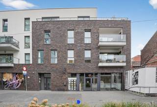 Uitstekend gelegen appartement in het centrum van Roeselare!Mogelijkheid tot aankoop van ondergrondse autostaanplaats en garage!Indeling:Inkomhal met...