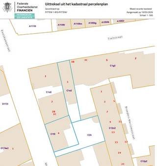 In het pittoreske Pittem, langs de Tieltstraat en nabij de Meulebekestraat, bevindt zich deze uitzonderlijke eigendom vol karakter, ruimte en potentieel. Deze unieke combinatie van een neoclassicistische herenwoning en een ruim magazijn biedt een zeldzame opportuniteit voor wie op zoek is naar grandeur, authenticiteit én veelzijdige ontwikkelingsmogelijkheden.<br /><br />De charmante herenwoning, gelegen op een perceel van 532 m², beschikt over maar liefst 377 m² bruikbare vloeroppervlakte en straalt tijdloze elegantie uit dankzij haar authentieke architectuur en karaktervolle elementen.<br /><br />Aanvullend omvat het geheel een veelzijdig magazijn gelegen in de Meulebekestraat 4 te Pittem, op een perceel van 276 m² en goed voor een uitzonderlijke bruikbare oppervlakte van ca. 450 m². Dankzij de centrale ligging en de ruime indeling leent dit pand zich perfect voor uiteenlopende doeleinden, waaronder projectontwikkeling, opslag, zelfstandige activiteiten of investeringsprojecten.<br /><br />Deze unieke eigendom combineert wonen, werken en investeren op een toplocatie in het hart van Pittem en biedt tal van mogelijkheden voor wie ruimte en potentieel weet te waarderen.<br /><br />MOGELIJKE ONTWIKKELINGSSCENARIO:<br />Combinatie ééngezinswoning + meergezinswoning<br />* Tieltstraat 3 als ééngezinswoning met private tuin (binnen perceel 1E2) <br />* Meulebekestraat 4 als meergezinswoning (2 woongelegenheden op verdieping) <br />* Gemeenschappelijke tuinruimte toegankelijk voor alle bewoners, ook die van ééngezinswoning (perceel 2H)<br />* Gelijkvloers Meulebekestraat 4 als parkeerruimte en fietsenstalling <br />* Differentiatie in woontypologieën mogelijk (bv. 1- en 2-slaapkamerunits, volgens verordening)