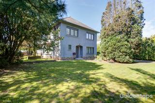 <p>Op zoek naar ruimte, privacy én heel veel potentieel? Deze vrijstaande villa is gelegen op een royaal perceel in het gegeerde Edegem en biedt een unieke combinatie van wonen en werken.<br />De woning bevindt zich centraal op het perceel en wordt omgeven door heel veel groen, wat zorgt voor een aangename rust en volledige privacy. Binnenin geniet u van een solide structuur en ruime volumes, ideaal om verder te moderniseren naar eigen smaak.<br />Achteraan het perceel bevindt zich een afzonderlijk atelier/werkruimte, perfect voor zelfstandigen, hobbyisten of wie nood heeft aan extra opslag of praktijkruimte. Dankzij de aparte toegang en de ruime oprit zijn hier verschillende invullingen mogelijk.</p><p>bijzonderheden:</p><p>Ruim villaperceel met uitstekende oriëntatie (1776 m2)</p><p>Vrijstaande woning met veel lichtinval en potentieel</p><p>Multifunctioneel bijgebouw/atelier</p><p>Vlotte bereikbaarheid naar invalswegen en centrum</p><p>Ideaal voor combinatie wonen/werken</p><p>Het perceel is bestemd voor KMO - en ambachtelijke activiteiten, ideaal voor ondernemers. Mogelijkheid tot combinatie wonen/werken (mét mogelijkheid tot “1 ruime villa voor zaakvoerder”). Geschikt voor productie, opslag, atelier of dienstverlening. Een eigendom met karakter en mogelijkheden op een strategische ligging — perfect voor wie ruimte zoekt om te ondernemen of uw droomvilla te realiseren.<br />meer info via www.guldentopsvastgoed.be<br />contacteer ons nu voor een bezoek op één van onze eerste bezoekmomenten</p>