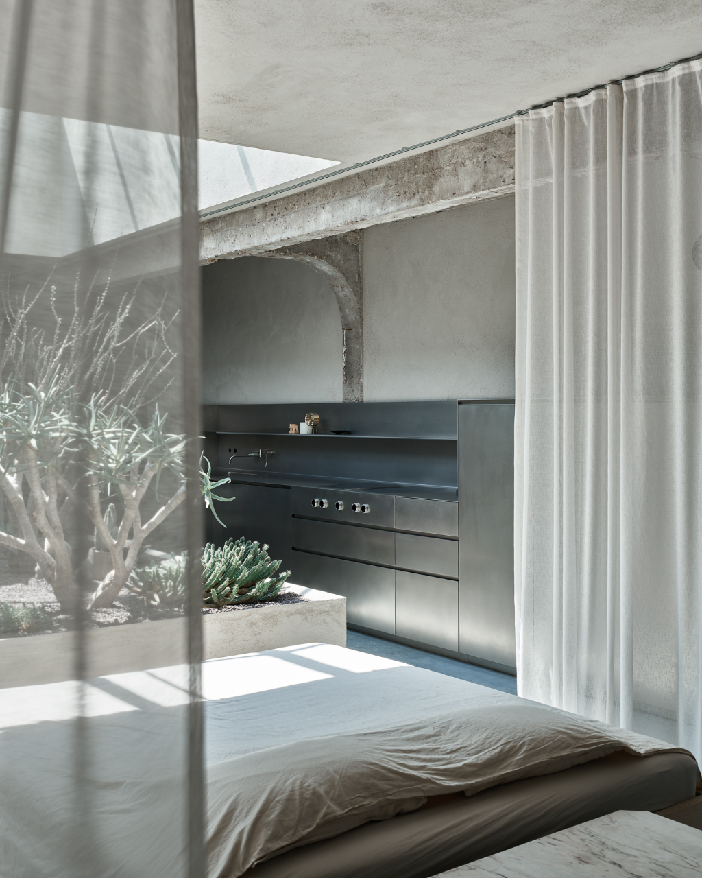 Uniqum - Architectuur tot op haar essentie. Een bijzonder doordacht brutalistisch appartement met tuin op een gegeerde locatie nabij het Sint-Pietersstation. - foto 4