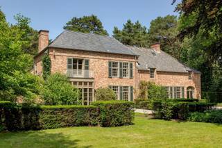 <h3><span>Uitzonderlijke villa met tijdloze klasse in het hart van Schilde</span></h3><p><span>Deze prestigieuze villa, gerealiseerd door </span><span>Vlassak Verhulst</span><span>, biedt een unieke combinatie van </span><span>comfort, ruimte en absolute privacy</span><span> op een toplocatie nabij het dorpscentrum van Schilde. De woning is tot in de perfectie afgewerkt met </span><span>hoogwaardige en duurzame materialen</span><span> zoals natuursteen, parket en blauwe steen. De royale leefruimtes baden in het licht en worden gekenmerkt door </span><span>imposante plafonds van 3,3 meter hoog</span><span>.</span></p><h4><span>Gelijkvloers</span></h4><h4><span>U wordt verwelkomd in een indrukwekkende inkomhal van </span><span>22 m²</span><span> op natuursteen, voorzien van ingebouwde vestiairekasten en een gastentoilet met handenwasser. De </span><span>bureauruimte van 18 m²</span><span> op parket biedt een stijlvolle en rustige thuiswerkplek.<br />De </span><span>woonkamer van 77 m²</span><span> op parket straalt elegantie uit, met een authentieke open haard in Franse zandsteen, en sluit naadloos aan op de </span><span>eetkamer van 28 m²</span><span>.<br />De </span><span>ruime leefkeuken van 34 m²</span><span> is een echte eyecatcher, afgewerkt met een marmeren werkblad, kookeiland en handgeschilderde kastenpanelen. De keuken is uitgerust met topapparatuur van </span><span>Gaggenau, Liebherr</span><span> en </span><span>Miele</span><span>.<br />Aansluitend bevindt zich een </span><span>praktische bijkeuken van 22 m²</span><span> met ingemaakte kasten, spoelbak in blauwe steen en een aparte zijingang. De </span><span>garage van 22 m²</span><span> beschikt over een sectionale poort, ingebouwde kastenwand en een 380V-aansluiting.<br />Via de leefruimte bereikt u het </span><span>terras van 30 m²</span><span>, uitgevoerd in eik en voorzien van verwarming ideaal om het hele jaar door van de </span><span>fraai aangelegde, volledig omheinde tuin</span><span> te genieten. De tuin beschikt over twee automatische toegangspoorten, sfeerverlichting en een </span><span>tuinhuis van 6 m²</span><span>.</span></h4><h4><span>Eerste verdieping</span></h4><p><span>De </span><span>hoofdslaapkamer van 30 m²</span><span> met eigen balkon vormt samen met de </span><span>dressing van 24 m²</span><span> en </span><span>en-suite badkamer van 21 m²</span><span> een luxueuze privévleugel. De badkamer is uitgerust met een inloopdouche, vrijstaand bad, toilet en een dubbel lavabomeubel met werkblad in blauwe steen.<br />De ruime </span><span>overloop van 20 m²</span><span> geeft toegang tot twee bijkomende slaapkamers van </span><span>22 m² en 27 m²</span><span>, beiden op parket en voorzien van ingemaakte kasten. De </span><span>tweede badkamer van 16 m²</span><span> beschikt eveneens over een dubbele lavabo, inloopdouche en toilet.<br />Daarnaast is er een </span><span>wasruimte</span><span> en een </span><span>polyvalente kamer van 46 m²</span><span> die kan dienen als extra slaapkamer, hobbyruimte of kantoor.</span></p><h4><span>Tweede verdieping</span></h4><p><span>De bovenste verdieping herbergt een </span><span>uitzonderlijk grote ruimte van 90 m² op parket</span><span>, perfect als speelruimte, fitness of atelier, aangevuld met een </span><span>zolderruimte van 40 m²</span><span> met technische installaties.</span></p>