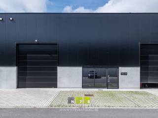 <strong>UNIT A6 IN BEDRIJVENPARK OOSTERRING TE GENK.</strong><br /><br /><strong>ALGEMEEN</strong><br />Dit nieuwe bedrijvenpark is gelegen te Genk en omvat 20 kwalitatieve KMO-units evenals een representatieve toonzaalruimte. De oppervlaktes variëren van ca. 146 m² tot 922 m². De site is strategisch gelegen langs de Oosterring en geniet van een uitstekende bereikbaarheid via de E313, E314 en de N76. Dankzij deze ligging is een vlotte verbinding naar omliggende steden gegarandeerd.<br /><br /><strong>PROJECT</strong><br />Het project omvat 20 bedrijfsunits en een toonzaal en wordt gerealiseerd met duurzame en kwalitatieve materialen. De units worden casco opgeleverd, met mogelijkheid tot verdere afwerking op maat van de koper. De moderne architectuur en uniforme uitstraling zorgen voor een professionele en hedendaagse werkomgeving met maximale visibiliteit.<br /><br /><strong>KENMERKEN KMO-UNITS</strong><br />- Minimaal 6m vrije hoogte onder de liggers.<br />- Geen tussenkolommen.<br />- Rookluiken conform eigen studie, bouwaanvraagplannen louter ter informatieve titel, 1.80m x 3.00m.<br />- Sectionaalpoort 4.00 m x 4.50 m.<br />- Glazen inkomgedeelte met enkele glazen draaideur.<br />- Bijhorende parkeerplaatsen.<br />- Draagkracht vloer: 3000 kg/m².<br />- Geïsoleerde sandwichpanelen voor thermisch/akoestisch comfort, donkere uitvoering bovenop een lichtgrijze plint.<br />- Wit gelakte staalplaat.<br />- Scheidingswanden tussen units in prefab beton 14 cm of gelijkwaardig.<br />- Vergund en ingericht als brandklasse C.<br /><br /><strong>KENMERKEN KANTOOR</strong><br />- Visibiliteit langs Oosterring.<br />- Modern ontwerp en realisatie.<br />- Grote glaspartij in alle gevels in aluminium.<br />- Geïsoleerde sandwichpanelen voor thermisch/akoestisch comfort.<br />- Bijhorende parkeerplaatsen.<br />- Eventuele binnenafwerking in samenspraak met ontwikkelaar.<br /><br />Bekijkt u deze advertentie via een aanverwante vastgoedsite, surf dan zeker naar onze website www.N78vastgoed.be voor een uitgebreide beschrijving en foto's. Meer info: +32 (0)89 86 18 88 of info@N78vastgoed.be.