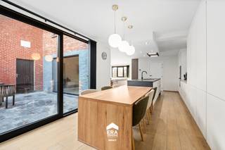 Deze volledig gerenoveerde woning bevindt zich in het hart van Peer, op een uiterst centrale ligging. Winkels, scholen en belangrijke...