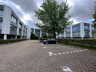 Offices for rent on Excelsiorlaan 71-73 in Zaventem. The offices are ideally located close to Brussels airport and easily accessible by car via the E40 freeway.<br /><br />The office building has several spaces available. 280m² of space is available on the first and second floors. Space available on the central plateau is 850m².<br /><br />Office space: 280m²