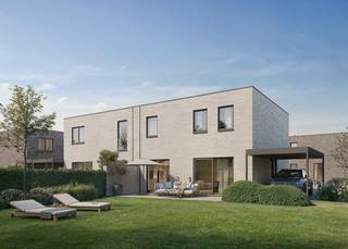 Danneels bouwt deze stijlvolle woning op het lot 3 in een familievriendelijke nieuwe buurt in Merchtem centrum. Het perceel is rustig gelegen in de verkeersluwe wijk.<br /><br />Deze vrijstaande woning in moderne bouwstijl heeft een slimme indeling. Met o.m. een lichtrijke open ingedeelde leefruimte, een volledig ingerichte keuken en badkamer, 3 slaapkamers, oprit met carport én een private tuin met terras.<br /><br />De woning wordt heel energiezuinig en is uitgerust met een geothermische warmtepomp, vloerverwarming, zonnepanelen en een ventilatiesysteem met warmterecuperatie.<br /><br /><span>We werken jouw nieuwe thuis sleutel-op-de-deur voor je af. Jij kiest jouw keuken- en badkamerinrichting, de vloer- en wandtegels uit bij onze projectpartners. Onze klantenbegeleider staat voor je klaar tijdens het hele realisatietraject.  </span>