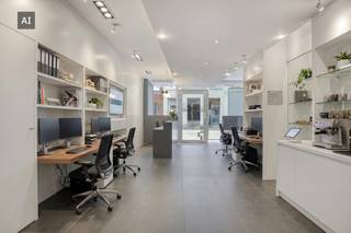 Rez-de-chaussée : espace commercial fini de haute qualité (~200 m²) :<br />le rez-de-chaussée abrite actuellement un magasin de vêtements qui fonctionne bien. La poursuite est possible, mais l'espace se prête à de nombreuses utilisations commerciales.<br />Il y a une pompe à chaleur moderne (refroidissement/chauffage), un espace de bureau séparé, des rangements pratiques, des toilettes pour les clients et une terrasse extérieure confortable où les clients peuvent prendre un verre.<br /><br />Étage +1 : appartement lumineux<br />Au-dessus de la boutique se trouve un appartement joliment rénové, prêt à emménager, avec une grande terrasse attenante à la cuisine :<br />Salon avec placards intégrés et cheminée encastrée confortable, une cuisine personnalisée entièrement équipée, une buanderie/débarras pratique, 1 chambre spacieuse et une salle de bain moderne avec douche à l'italienne et lavabo intégré<br />Sous-sol.<br /><br />Potentiel supplémentaire<br />Un escalier fixe mène au grenier spacieux. Il peut être davantage isolé et fini, parfait pour créer plusieurs chambres supplémentaires ou une salle de loisirs.<br /><br />En bref : une opportunité unique, prête à emménager, dans un établissement de premier plan à Poperinge. Idéal pour ceux qui souhaitent combiner vie et travail ou qui recherchent un investissement intelligent !<br /><br />Registre des mesures: non<br /><br />Les images générées par l’IA sont fournies en guise d'inspiration. Elles ne tiennent pas compte des spécifications techniques, ni des renseignements urbanistiques, ni des possibilités concrètes de réalisation.
