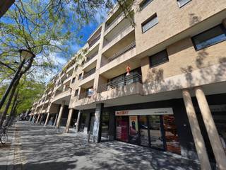 Ruim, lichtrijk appartement gelegen in Residentie Langhemeere op de Veemarkt te Kortrijk! Bestaande uit hal met apart toilet, gezellige ruime living met aansluitend zuid-gericht en super aangenaam terras. Aparte keuken met eethoek en naastliggende berging met wasplaats. Er zijn 2 slaapkamers met elk toegang tot het achterliggend terras met zicht op een groen pleintje. Tevens 2 badkamers aanwezig! Ondergrondse dubbele garagebox en kelderberging inbegrepen in de prijs. Het appartement werd zopas volledig opnieuw geschilderd, voorzien van gordijnen en nieuwe condensatieketel. Prachtig zicht op de Veemarkt, rustig gebouw en op wandelafstand van onder andere de Grote Markt, winkelgebied en Station. Kortom een topper in zijn prijsklasse!!!