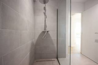 Au premier étage d'un immeuble bien entretenu avec ascenseur se trouve cet appartement prêt à l'emploi avec un label EPC B. L'agencement comprend...