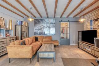 <h3><span>Ruim appartement met 2 slaapkamers op gunstige locatie in Mechelen</span></h3><p><span>Dit ruime appartement van </span><span>98 m²</span><span> geniet van een uitstekende ligging op wandelafstand van het centrum van Mechelen. Dankzij de vlotte verbinding met de </span><span>E19</span><span> en de nabijheid van beide treinstations, winkels, scholen en openbaar vervoer is het appartement bijzonder goed bereikbaar.</span></p><p><span>Bij het betreden van het appartement komt u terecht in de </span><span>inkomhal met praktische vestiairekast</span><span>, die toegang biedt tot de verschillende ruimtes. De ruime woonkamer sluit aan op de </span><span>vernieuwde keuken (2022)</span><span> en vormt samen een gezellige leefruimte.</span></p><p><span>Aan de rustige achterzijde van het appartement bevinden zich </span><span>2 slaapkamers en de badkamer</span><span>. Beide slaapkamers bieden toegang tot een </span><span>breed balkon met 2 praktische bergkasten</span><span>, waar u in alle rust van de buitenlucht kunt genieten. Daarnaast beschikt het appartement over een </span><span>apart toilet</span><span> en voldoende bergruimte.</span></p><p><span>Bovendien hoort er een </span><span>private kelderberging</span><span> bij het appartement gelegen op verdieping -2 en is er een gemeenschappelijke fietsenstalling op verdieping -1.</span></p><p><span>Voor extra comfort kan er een </span><span>ondergrondse autostaanplaats in het naastgelegen gebouw</span><span> worden aangekocht voor </span><span>€ 20.000</span><span>.</span></p><p><span>Een ruim en praktisch appartement met een </span><span>centrale ligging en uitstekende bereikbaarheid</span><span> ideaal voor wie comfortabel wil wonen vlak bij het centrum van Mechelen.</span></p>