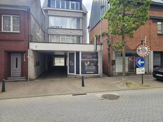 Goed gelegen op te frissen handelspand / kantoorruimte. Het pand bestaat uit een commerciele ruimte met etalage, een kitchenette met douche en...