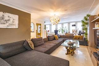 <p>In het centrum van Kontich bevindt zich dit ruim-en lichtrijk duplexappartement. <br /><br />VERDIEPING 1<br />Ruime leefruimte met grote ramen en natuurlijke lichtinval<br />Volledig uitgeruste keuken met aansluitende wasplaats/berging<br />Prachtig zonnig terras<br />Apart toilet<br /><br />VERDIEPING 2<br />4 tot 5 slaapkamers<br />Master-bedroom met dressing en toegang tot extra terras<br />Badkamer met bad, douche en dubbele lavabo met meubel<br />Apart toilet<br />De 5de slaapkamer is voorzien van waterleidingen en afvoer voor een tweede badkamer<br /><br />POSITIEVE ASPECTEN<br />Absolute topligging in Kontich<br />5 slaapkamers<br />2 zonnige terrassen<br />Bouwjaar 1989, zeer solide en kwalitatief gebouwd<br />Instapklaar</p>