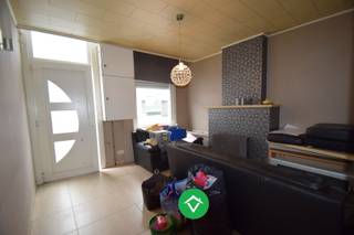 Op 5 minuutjes van de markt en de winkelstraten, bevindt zich deze betaalbare en instapklare woning die 4 slaapkamers telt.Indeling is als volgt:...