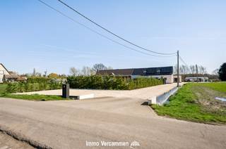 <p><span>Perfect instapklare, landelijk gelegen gezinswoning op een ware A-locatie te Onze-Lieve-Vrouw-Waver.</span></p><p><span> </span></p><p><span>Deze verrassend ruime woning is gelegen op een knap perceel van 3945 m² met prachtig vergezicht op omliggend groen en weilanden. Deze knappe woning werd afgelopen jaren volledig gemoderniseerd en geoptimaliseerd en is voorzien van alle moderne comfort. Energiezuinigheid is eveneens een troef, o.a. dankzij airco en zonnepanelen. Een aangename woonkamer met aansluitend leefkeuken bieden een ideale thuis om mensen te ontvangen. De woning is vlot toegankelijk met heden alle woonruimtes, inclusief 1 slaapkamer en badkamer op het gelijkvloers. De nachthal op de verdieping geeft toegang tot 4 slaapkamers en een badkamer. Voldoende stockageruimte is gegarandeerd dankzij verscheidene bergruimtes en een bergzolder. Het bijgebouw werd tevens gemoderniseerd en is ingericht als polyvalente ruimte met kitchenette en toilet, ideaal voor bv. thuiswerk of hobby. En indien u niet binnen wenst te vertoeven, kan u van de perfect west georiënteerde tuin genieten vooraan de woning, of van de aangename zuidoost georiënteerde tuin achteraan met serre en met prachtig zicht op omliggende weilanden.</span></p><p><span> </span></p><p><span>Absoluut rustig wonen, doch met vlotte bereikbaarheid via belangrijke invalswegen (o.a. R6 - E19). Centraal gelegen tussen Brussel en Antwerpen, Mechelen - Leuven.</span></p><p><span>Kom de troeven ter plaatse ontdekken en maak een afspraak.</span></p><p><span>Beschikbaarheid overeen te komen.</span></p><p><span> </span></p>