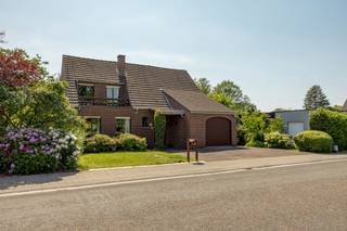 Op te frissen woning met 4 slaapkamers, waarvan eentje met ensuite op het gelijkvloers, en een inpandige garage op een zuidgericht perceel van 600...