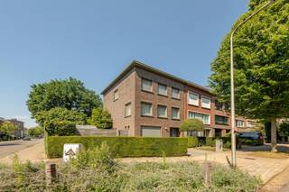 <p><span>Ruime halfopen bebouwing op toplocatie in Buizegem (Edegem)</span></p><p><span> </span></p><p><span>Welkom in deze charmante halfopen bebouwing gelegen aan </span><span>Romeinse Put 70 in Edegem</span><span>, op een absolute topligging in de gegeerde wijk </span><span>Buizegem</span><span>, op wandelafstand van het Forum en met vlotte verbinding naar winkels, scholen en invalswegen.</span></p><p><span> </span></p><p><span>Deze ruime gezinswoning biedt alles wat je nodig hebt voor comfortabel wonen. Met maar liefst </span><span>4 slaapkamers</span><span> én een extra </span><span>bureelruimte (of 5</span><span><sup>de</sup></span><span> slaapkamer)</span><span> is er plaats genoeg voor grote gezinnen, thuiswerkers of hobby liefhebbers.</span></p><p><span>De woning beschikt over een aangename en lichtrijke leefruimte. Geniet van zonnige momenten op het </span><span>terras op de eerste verdieping</span><span> of ontspan in de </span><span>gezellige tuin</span><span>, ideaal voor kinderen, tuinliefhebbers of zomerse etentjes.</span></p><p><span> </span></p><p><span>Verder vind je een praktische </span><span>badkamer uitgerust met zowel een ligbad als een douche</span><span>, perfect voor elk gezinsritme. Dankzij de </span><span>2 aparte toiletten</span><span> geniet je bovendien van extra comfort.</span></p><p><span>Extra troeven zijn de handige </span><span>wasruimte</span><span>, een </span><span>kelder</span><span> voor extra stockage, en uiteraard de </span><span>garage met dubbele oprit</span><span>.</span></p><p><span> </span></p><p><span>Troeven op een rij:</span></p><ul><li><span>Halfopen bebouwing op gegeerde locatie</span></li><li><span>4 ruime slaapkamers + bureelruimte</span></li><li><span>Terras op de eerste verdieping</span></li><li><span>Gezellige tuin</span></li><li><span>Badkamer met ligbad én douche</span></li><li><span>2 aparte toiletten</span></li><li><span>Wasruimte en kelder</span></li><li><span>Garage + oprit voor 2 wagens</span></li><li><span>Rustige, kindvriendelijke buurt nabij het Forum</span></li></ul><p><span>Ben je op zoek naar een ruime woning op een uitstekende locatie in Edegem? Dan is deze woning absoluut een bezoek waard!</span></p><p><span>Sven@home4You.be</span></p><p><span> </span></p>