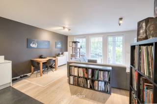 Welkom in dit bijzonder verzorgde appartement, gelegen in een uiterst stijlvol complex met een prachtige, gigantische parktuin. Hier geniet je van rust, groen en comfort, zonder in te boeten op bereikbaarheid: het centrum van Sint-Niklaas ligt op fietsafstand en het openbaar vervoer brengt je vlot overal naartoe.<br />Het appartement biedt een ruime, lichtrijke leefruimte die naadloos overgaat in een knappe open keuken, uitgerust met alle modern comfort. De badkamer beschikt over een dubbele spoelbak én zowel bad als douche. Vanuit het ruime zonneterras kijk je uit op het weelderige groen — een rustgevend zicht dat je elke dag doet thuiskomen.<br />Alles is met zorg afgewerkt, zodat je meteen kan intrekken. Denk aan centrale verwarming op aardgas met condensatieketel, een elektriciteitskeuring conform tot 2041 en een uitstekend EPC-label A. De aparte, ruime berging biedt volop opbergruimte.<br />Extra troef: een ondergrondse staanplaats én ondergrondse berging zitten mee in de prijs. De plannen zijn beschikbaar.<br />Zeer rustig, groen en instapklaar wonen — een unieke kans. Bel ons nu voor een afspraak op het nummer: 052/46.38.03 en wie weet tot binnenkort!
