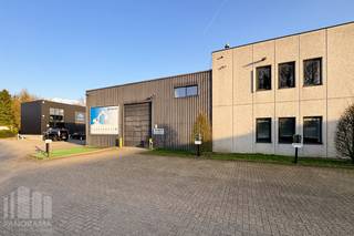 <strong>KMO-unit van 250 m²</strong> met een <strong>ingerichte kantoorruimte van 60 m² op toplocatie!</strong><br /><br />De <strong>opslagruimte</strong> met een vrije hoogte van <strong>6m</strong> is toegankelijk via een<strong> automatische sectionale poort</strong> (3m B x 4m H) en beschikt over een afzonderlijke toegangsdeur. De unit is hiernaast volledig geïsoleerd, uitgerust met CV op gas (aerothermen) en heeft een polybetonvloer met een draagkracht van <strong>3 T/m².</strong> Verder is de opslagruimte uitgerust met LED-verlichting en een lichtstraat met rookluik. <br /><br />De <strong>kantoorruimtes</strong> zijn gelegen op de eerste verdieping en zijn uitgerust met moderne technieken zoals TL/LED-verlichting, ventilatiesystemen, een warmtepomp en airco die zowel kan verwarmen als koelen. Verwarming gebeurt hiernaast ook via een recente gasketel.<br /><br />Het pand bevindt zich in het kwalitatieve <strong>Sphere Business Park te Zellik.</strong> Uitstekend gelegen langsheen de bedrijvige Pontbeeklaan (N9) met een directe en vlotte ontsluiting naar de R0, E19, E40 en de A12. Gebouw beschikt hiernaast over<strong> 4 privatieve parkeerplaatsen,</strong> wat zorgt voor extra comfort en een vlotte bereikbaarheid voor personeel en klanten.<br /><br />Aarzel niet en contacteer<strong> PANORAMA B2B</strong> voor bijkomende inlichtingen, plannen of een plaatsbezoek <strong>0477 07 30 30</strong>