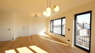 Op de vierde verdieping van residentie Mozart vindt u dit prachtig, volledig vernieuwd appartement. <br /><br />Bij het binnenkomen wordt u verwelkomd in een inkomhal met gastentoilet. De lichtrijke woonkamer met open keuken vormt het hart van het appartement en biedt een aangename leefruimte met veel natuurlijk licht.<br /><br />De gloednieuwe keuken is volledig uitgerust met alle hedendaags comfort: spoeltafel, vaatwasmachine, ingebouwde koelkast en diepvries, inductiekookplaat en dampkap.<br /><br />Verder beschikt het appartement over:
<ul>
	<li>Twee volwaardige slaapkamers</li>
	<li>Een extra dressing- of bureauruimte </li>
	<li>Moderne badkamer met dubbel lavabomeubel en ruime inloopdouche</li>
	<li>Praktische berging met aansluiting voor wasmachine</li>
	<li>Terrasje aansluitend aan de woonkamer</li>
	<li>Kelderberging aanwezig</li>
</ul>
Het appartement werd volledig gerenoveerd en geschilderd, voorzien van stijlvolle verlichting, parketvloeren en overal dubbele beglazing. Dankzij de warmtepomp geniet u van energiezuinige verwarming en optimaal comfort.<br /><br />Gemeenschappelijke kosten: € 60 per maand. <br /><br />📍 Topligging <br />Gelegen op wandel- en fietsafstand van het bruisende stadscentrum van Roeselare. In de onmiddellijke omgeving vindt u tal van winkels, supermarkten, horecazaken en scholen. Ook het station van Roeselare bevindt zich vlakbij, wat zorgt voor een vlotte verbinding richting Brugge, Kortrijk en Gent. Daarnaast zijn belangrijke invalswegen snel bereikbaar.<br /><br /><strong>🗝 Onmiddellijk beschikbaar!</strong><br /><br />Interesse in dit instapklare en energiezuinige appartement op een uitstekende locatie? <br />Ga naar www.dicasa.be, klik op het pand dat u wenst te huren en vul via de knop "Ik ben kandidaat" een kort profiel in. Enkel via deze weg kunnen bezichtigingen aangevraagd worden – telefonisch worden geen afspraken ingepland.