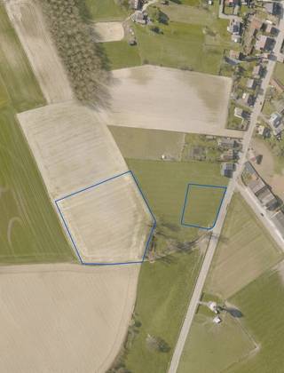 Mooie landbouwgrond van 1,6 ha te koop<br /><br />Zeer mooi gelegen landbouwgrond met een totale oppervlakte van ca. 1,6 ha, verdeeld over twee percelen van 28 are en ca. 1,3 ha.<br />De gronden zijn momenteel verpacht, waarbij de lopende pachttermijn nog 7 jaar bedraagt. Makkelijk te bereiken.<br />Een interessante opportuniteit voor landbouwers of investeerders die op zoek zijn naar een mooie en duurzame grondpositie.<br /><br />Bel Philippe op 0470/308/563<br /> 