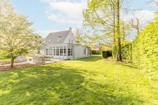 Deze charmante, instapklare villa uit 1935 is gelegen op een ruim perceel van ca. 2.136 m² en werd doorheen de jaren (1998 en 2018-2022) met...