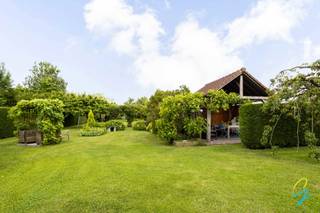 Op een prachtig perceel van maar liefst 17 are bevindt zich deze ruime en energiezuinige woning met een schitterend landelijk uitzicht. Dankzij de grote raampartijen geniet de woning van veel natuurlijk licht en een aangenaam ruimtegevoel.<br /><br />De woning biedt zeer veel leefruimte en beschikt over een recente keuken die naadloos aansluit bij het comfortabele woongevoel. Er is eveneens een aanbouw van maar liefst 26m².Op de eerste verdieping bevinden zich twee ruime slaapkamers en een dressing, die indien gewenst kan worden ingericht als extra slaapkamer. Via een vaste trap bereikt u de tweede verdieping met nog een slaapkamer van 22m² en bijkomende zolderruimte van 14m². De woning beschikt over twee afzonderlijke toiletten.<br /><br />Ook buiten heeft deze eigendom heel wat te bieden. De mooie tuin met pergola en boomgaard vormt een heerlijke plek om te ontspannen en volop te genieten van de rust en het omliggende groen. Verder beschikt het pand over een bijgebouw, een zeer ruime garage en een praktisch tuinhuis.<br /><br />Deze woning combineert ruimte, comfort en een landelijke ligging, ideaal voor wie op zoek is naar een warme gezinswoning met tal van mogelijkheden.<br />Graag een bezoek ter plaatse bel Els 0472/61.58.67 of mail els@cornelis-goeman.be
