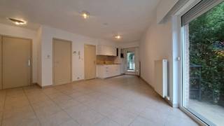 <strong>Gezellig 1-slaapkamerappartement met 2 terrassen en autostaanplaats in Kessel-Lo</strong><br />Gezellig en praktisch ingedeeld appartement te huur in Kessel-Lo.<br />Indeling: woonkamer met open keuken, badkamer met douche, lavabo en toilet, 1 slaapkamer en 2 terrassen.<br />Het appartement beschikt bovendien over een autostaanplaats en een kelderberging.<br />Huurprijs: € 850/maand + € 100/maand gemeenschappelijke kosten.<br />Onmiddellijk beschikbaar!<br />Graag een bezoekje? Ga naar onze website, zoek het pand en schrijf je in via het groene kader voor het volgende bezoekmoment. Vergeet niet eerst het bolletje in te kleuren. 😉