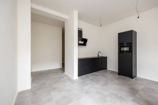 De Vlagstraat ligt in Antwerpen-Borgerhout, net binnen de Singel. Een centrale en vlot bereikbare locatie, met winkels, openbaar vervoer en scholen op wandelafstand, ideaal voor wie rustig wil wonen met alle stadsvoorzieningen vlakbij.
Dit volledig gerenoveerde appartement bevindt zich op de gelijkvloerse verdieping van een verzorgd gebouw. De indeling is compact maar bijzonder functioneel. Via de inkomhal kom je binnen in de lichtrijke leefruimte met moderne open keuken en koer, ruime slaapkamer, badkamer met inloopdouche en een apart toilet.
TROEVEN
- Volledige totaalrenovatie – instapklaar
- Energiezuinig: EPC B
- Verwarming en koeling via energiezuinige warmtepomp
- Koer
- Vlakbij het bruisende stadsleven
Technische gegevens: Driedubbele beglazing kunststof, warmtepomp verwarming en koeling, individuele watermeters en privatieve kelderberging