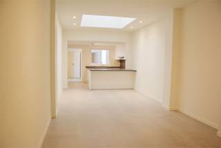 Op zoek naar een huurwoning dichtbij het centrum van Kortrijk? Kom dan zeker eens naar deze tot in de puntjes gerenoveerde rijwoning met 2 slaapkamers en 2 badkamers op Overleie kijken. Indeling van de woning : Aparte inkom met ruimte om fietsen te plaatsen, een technische ruimte, een ruime leefruimte, een open keuken, een apart toilet en 1 slaapkamer met aanpalende doucheruimte (+ lavabo). Op de verdieping bevindt zich nog een slaapkamer en een badkamer (douche, lavabo en toilet). Stadsterrasje. Ruime, droge kelder. Overal dubbele beglazing. 12 zonnepanelen. Warmtepomp.